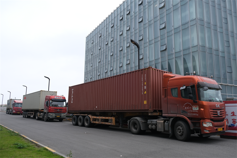 QGM செங்கல் தயாரிக்கும் இயந்திரங்கள் மத்திய கிழக்கிற்கு அனுப்பப்பட்டு, பிராந்திய கட்டுமானம் ஒரு புதிய பாய்ச்சலுக்கு உதவியது