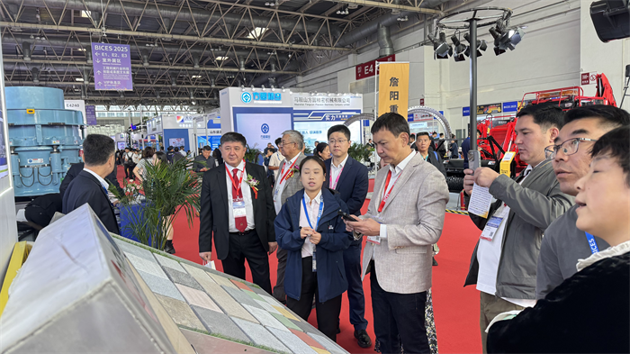 ஸ்மார்ட் மேனுஃபேக்ச்சரிங் பேச கோல்டன் இலையுதிர் கூட்டம், குவாங்காங்கின் வலிமை புத்திசாலித்தனத்தை உருவாக்குகிறது