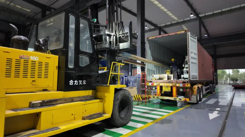 பாரிய கப்பல்கள் நம்பிக்கையைக் கொண்டுள்ளன, மேலும் புத்திசாலித்தனமாக தயாரிக்கப்பட்ட உபகரணங்கள் உலகெங்கிலும் உள்ள இடங்களுக்குச் செல்கின்றன.